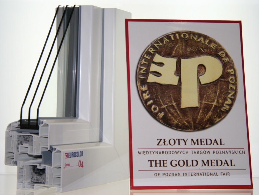 Przekrój ramy okiennej z szybami zespolonymi, obok tabliczka informacyjna z nagrodą Złoty Medal Międzynarodowych Targów Poznańskich.